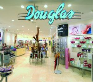 Douglas cierra dos tiendas