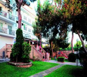 AZ asume la gestión del Costa Verde y Blu Costa Menorca