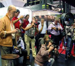 Sonimagfoto apuesta por la tecnología multimedia en las exposiciones