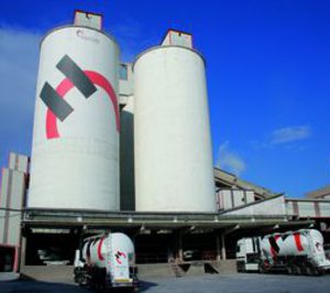 Holcim para la producción en Carboneras y abre terminal en Cádiz