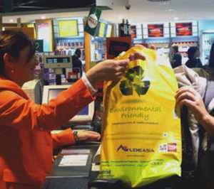 Aldeasa empieza a comercializar bolsas ecológicas fabricadas por Sphere