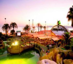 Pabisa reconvierte su Dino Park en un beach club