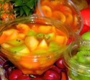 Dadiván lanza fruta troceada con gelatina