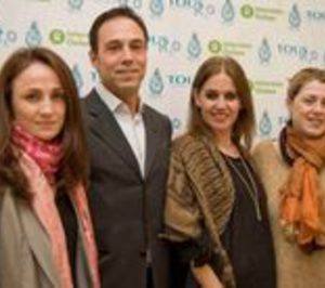 Tous entrega un cheque a la ONG Intermón-Oxfam