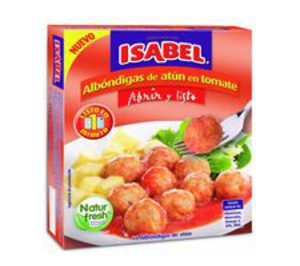 Isabel lanza unas albóndigas de atún