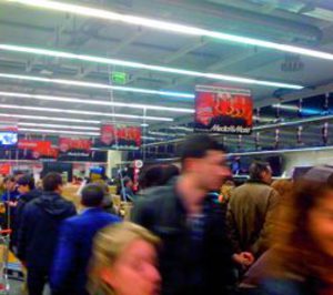 Media Markt vuelve a generar colas con el día sin IVA
