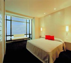 El hotel bilbaíno Miró renueva sus habitaciones y bar