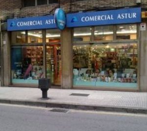 Comercial Astur transforma una tienda profesional en perfumería