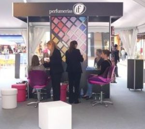 If maquilla a las aspirantes a modelo del Elite Model Look