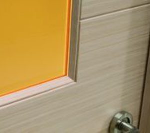 Artevi aplica a las puertas incrustaciones de aluminio 