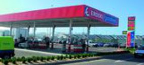 Repostar en las gasolineras de la gran distribución supone un ahorro de 150 M