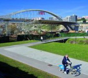 HKL Baumaschinen Cantabria participa en la construcción del puente sobre la Vaguada de las Llamas en Santander  