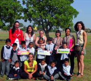 Un grupo de cajeras de Dinosol visitan colegios en México