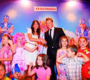 Sol Hoteles ficha a los personajes de Lazy Town