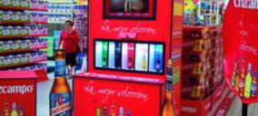 Cruzcampo instala cabeceras retroiluminadas en grandes superficies