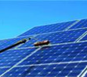 Orbival Levante desembarca en la limpieza de placas fotovoltaicas