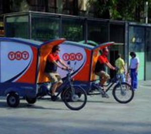 TNT España incorpora triciclos eléctricos para entregas en Barcelona