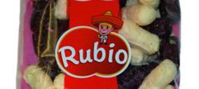 Rubio chocolatea las patatas fritas