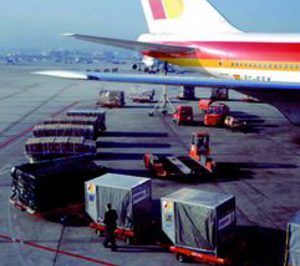 La carga aérea cae casi un 4% en los seis primeros meses del año