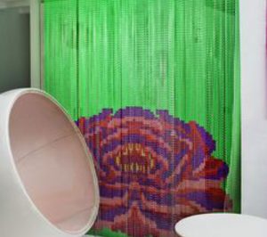 Kriskadecor lanza su primera línea de cortinas metálicas con diseños propios