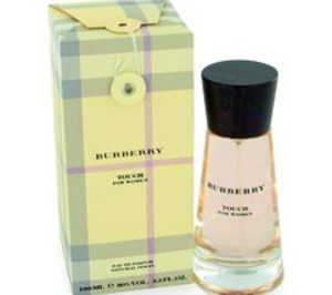 Burberry acaba asumiendo su división de perfumes y cosméticos