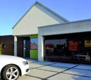 Hörmann presenta puertas de garaje con efecto espejo