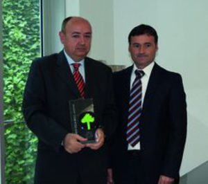 Eroski recibe el premio Pila 2011 por su labor de reciclaje