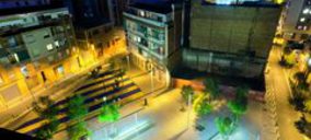 Lamp ilumina la Plaza Torrassa de LHospitalet
