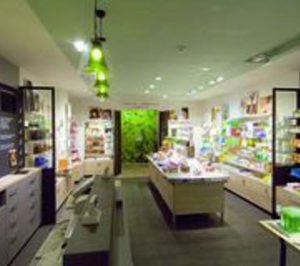 Yves Rocher abre cinco locales con su nueva imagen y transforma otra treintena