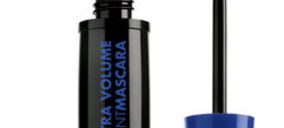 Deborah presenta máscaras de pestañas y sombras de ojos a juego