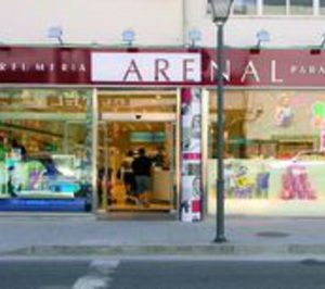 Arenal abre una tienda pero cierra otras dos