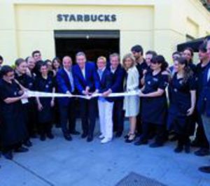 Howard Schultz apuesta por España y anuncia el primer local con servicio directo al coche