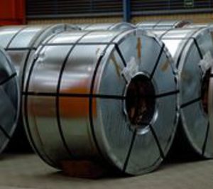 La producción de acero desciende un 15% en abril