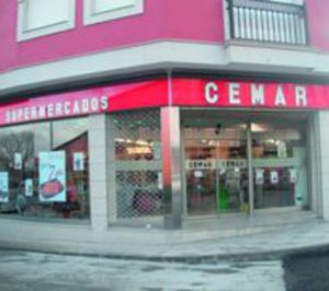 Un trabajador de Cemar presenta una oferta por la empresa