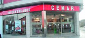 Un trabajador de Cemar presenta una oferta por la empresa