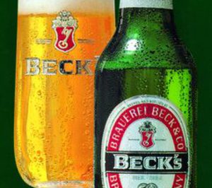 Ardagh fabrica una botella de vidrio ligera para Becks