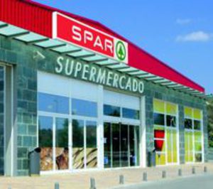 Supermercados Marcial dona dos cheques a Cáritas y Calor y Café por más de 64.000€