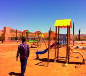 Equipamientos para Entorno Urbano instala mobiliario y una zona de juegos en Marruecos