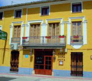 Un pequeña aldea valenciana estrena hotel, regentado por una joven pareja de empresarios