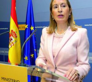 La ministra de Fomento anuncia una reducción de las tasas portuarias