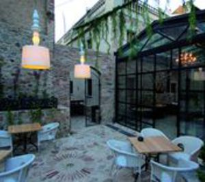 Una empresaria de origen holandés inaugura un hotel en el Alto Ampurdán