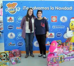 Toy Planet proporciona los regalos de Navidad a tres familias