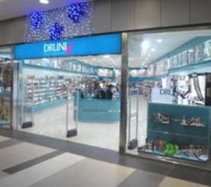 Druni se asocia a Persé e inaugura el año cerrando una tienda