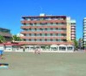 El nuevo propietario de un hotel alicantino reabre sus puertas