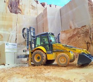 New Holland presenta una retrocargadora para cortar mármol