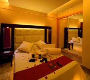 El balear Mediterranean Bay estrena suite romántica de Margarita Bonita