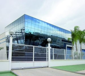 Smöoy firma con un masterfranquiciado en China