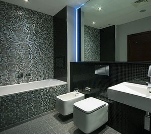 Roca analiza las reformas del baño en el sector hotelero