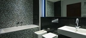 Roca analiza las reformas del baño en el sector hotelero