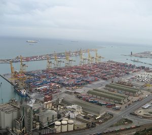 El tráfico del puerto de Barcelona hasta noviembre supera al de todo 2013